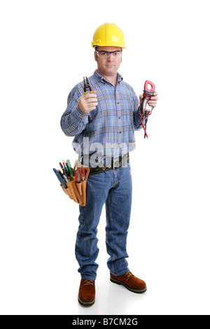 Elettricista in sicurezza la lettura di marcia per il lavoro da lui s tenendo la sua spelafili e misuratore di tensione Foto Stock