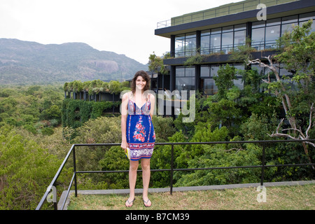 Un turista a Kandalama Hotel vicino a Dambulla in Sri Lanka Foto Stock