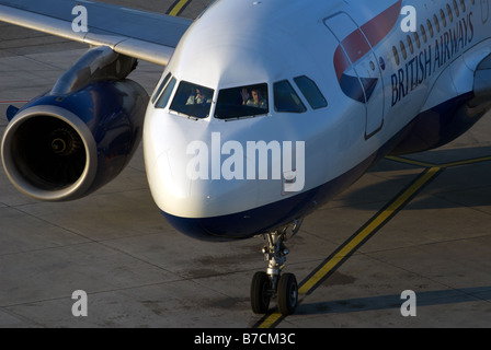 British Airways Airbus A320 aereo di linea, l'Aeroporto Internazionale di Düsseldorf, Renania settentrionale-Vestfalia (Germania). Foto Stock