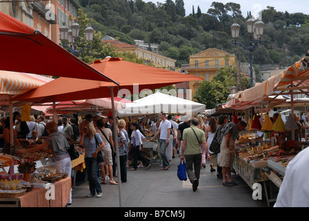 Il mercato di Cours Saleya nella città vecchia Vieux Nice Nice Cote d Azur Costa Azzurra Francia Foto Stock