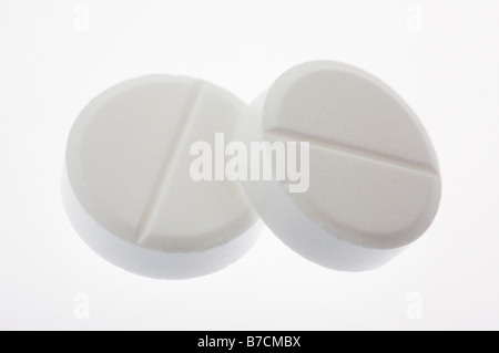 Due compresse di paracetamolo isolati su sfondo bianco Foto Stock