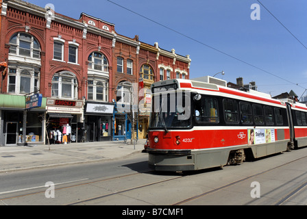 Toronto tram e il Victorian edifici commerciali Foto Stock