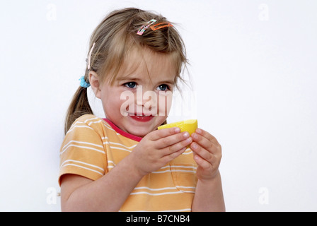 Piccola ragazza con il limone Foto Stock