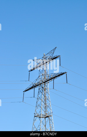 Tensione alta torre elettrico con cavi e cielo blu chiaro Foto Stock