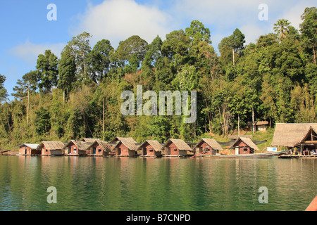 Rafthouses sulla Lan Cheow Lago, Thailandia Phuket, Khao Sok National Park Foto Stock