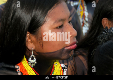 Embera donna indiana con il volto dipinto di jagua inchiostro in Pavarando sul fiume Sambu, Panama, Darien, Pavarando Foto Stock