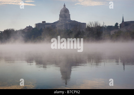 Missouri Capitol e nebbioso Fiume Missouri Foto Stock