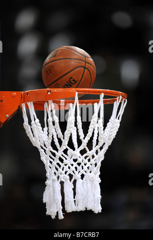 Sfera cada nel Basketball hoop, serie immagine 5/7 Foto Stock