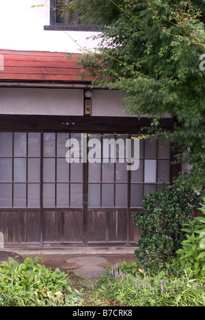 Tipica giapponese porte scorrevoli su una casa tradizionale Shimosuwa Nagano Giappone Foto Stock