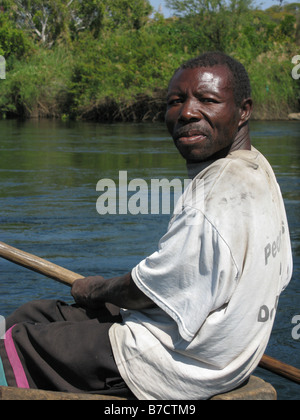 Bemba pescatore in piroga sul fiume Luapula vicino a Mambilima cade nella Repubblica democratica del Congo Foto Stock