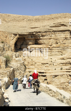 Pellegrini in cammino verso il Monastero di San Giorgio Il Hozebite nel deserto della Giudea vicino a Gerico, Israele Foto Stock