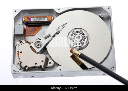 Eraser alla fine di una matita sfregamento sul piatto aperto delle unità disco rigido di un computer Foto Stock