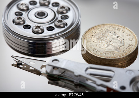 Regno Unito British pound coin seduta sul disco di un computer aperto il disco rigido Foto Stock