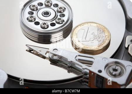 Un euro moneta seduta sul piatto di un computer aperto il disco rigido Foto Stock