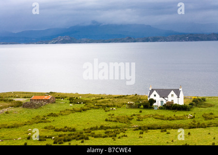 Un cottage sulle rive del suono interno alla ricerca di fronte a Rona, vicino Lonbain, Wester Ross, Highland, Scozia Foto Stock