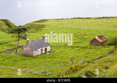 Una rovina cottage sulle rive del suono interno alla ricerca di fronte a Rona, vicino Lonbain, Wester Ross, Highland, Scozia Foto Stock