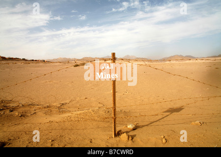 Un segno di avvertimento di un campo minato nel Parco Nazionale di Nabq vicino al villaggio egiziano di Sharm el Sheikh nel deserto del Sinai. Foto Stock