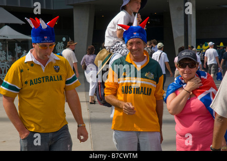 Australian tifosi di cricket che arrivano al MCG per la boxe annuale Giornata di test cricket Foto Stock