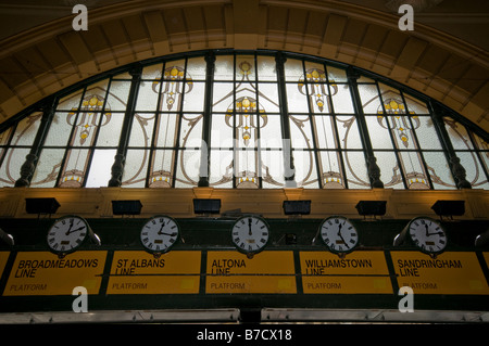 La famosa facciata con orologio della stazione ferroviaria di Flinders Street a Melbourne, Victoria, Australia Foto Stock
