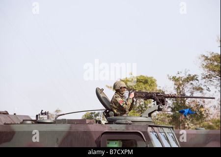 Close up di un soldato di sparare un M2 Mitragliatrice SU UN CM-24 veicolo blindato durante i giochi di guerra, Taichung, Taiwan Foto Stock