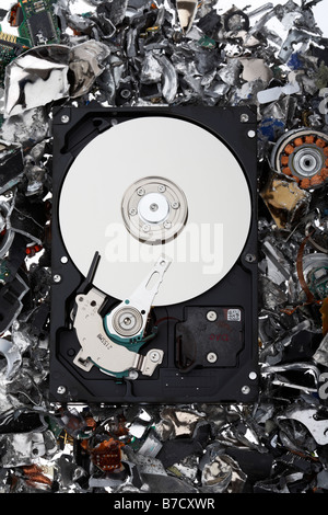 Aprire unità disco rigido del computer seduto su una pila di shredded unità disco rigido del computer il materiale Foto Stock