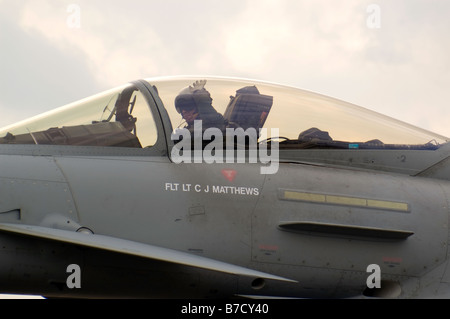 Chiusura del pozzetto e pilota di Eurofighter Typhoon jet militare da combattimento aereo a Biggin Hill Airshow di Foto Stock