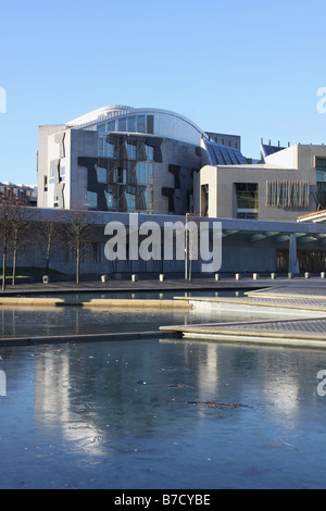 Il Parlamento scozzese in inverno con Congelato stagno Edimburgo Scozia Gennaio 2009 Foto Stock