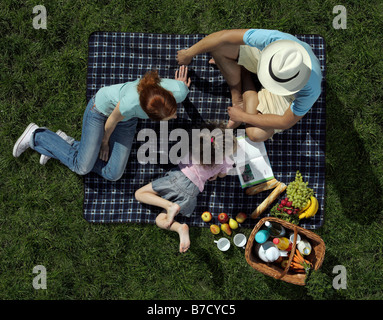 Famiglia avente un picnic sull'erba Foto Stock