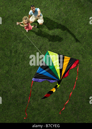 Un padre e figlia volare un aquilone insieme Foto Stock