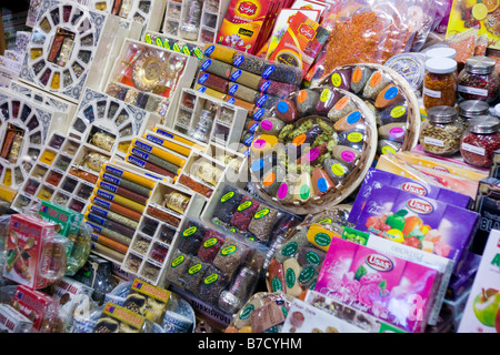 Una selezione di tè turco per la vendita nel Grand Bazaar, Istanbul, Turchia Foto Stock