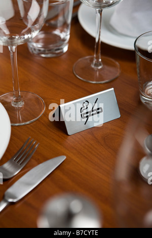 Un No Smoking segno su un tavolo da pranzo Foto Stock