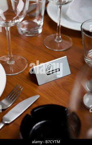 Simbolo del fumo su un tavolo da pranzo Foto Stock