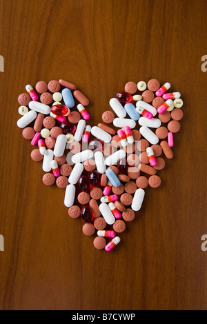 Pills disposti in una forma di cuore Foto Stock