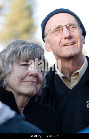 Una coppia di anziani guarda Barack Obama inaugurazione sul Jumbotron presso la University of California di Berkeley campus. Foto Stock