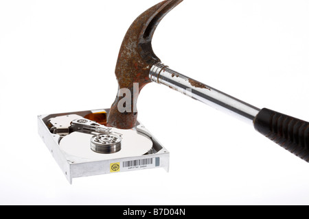 Vecchio maglio su unità disco rigido di un computer su sfondo bianco Foto Stock