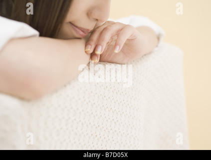 Donna mento di appoggio sulle mani Foto Stock