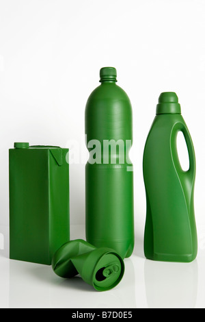 Un cartone di latte, il carbonato di sodio può, bottiglia di acqua e detergente per bucato in bottiglia verniciato di verde Foto Stock