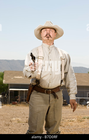 Ritratto di un cowboy puntando la sua pistola Foto Stock
