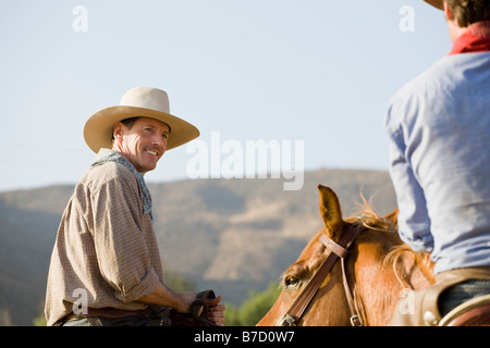 Due cowboy a cavallo Foto Stock