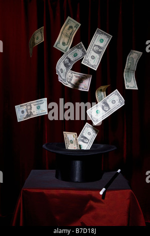 Noi valuta le fatture in uscita di un top hat a uno spettacolo di magia Foto Stock