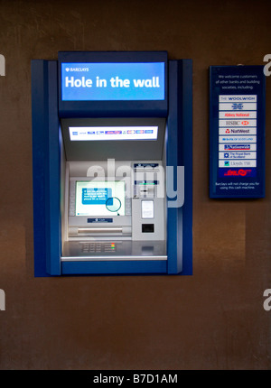 Un Barclays ATM (foro nella parete) bancomat in Oxford in Inghilterra. Gen 2009 Foto Stock