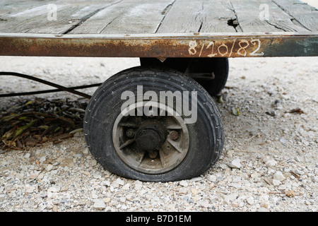 Un vecchio carrello con un pneumatico sgonfio, Arles, Francia Foto Stock