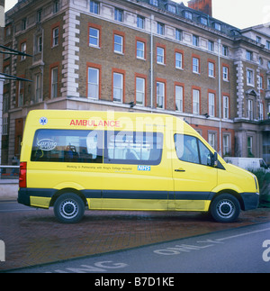 NHS ambulanza parcheggiata al Kings College Hospital di Camberwell Sud Londra Inghilterra KATHY DEWITT Foto Stock