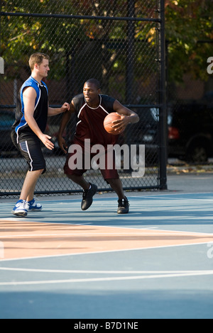 Due uomini giocare a basket Foto Stock
