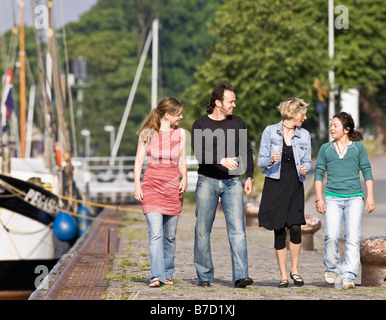 L uomo e la donna a piedi su un molo Foto Stock