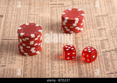 pile di fiches da poker e coppie di dadi seduti su informazioni sulle azioni in una copia del concetto di financial times del gioco d'azzardo sulle azioni del mercato azionario Foto Stock