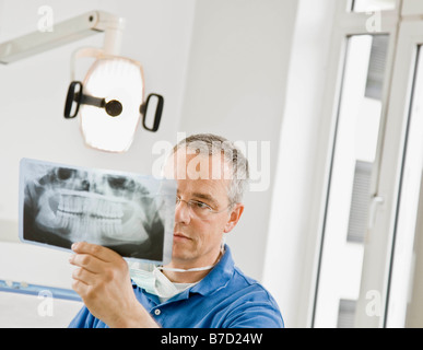 Dentista maschio guardando a raggi x Foto Stock