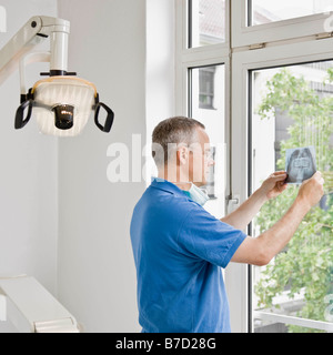 Dentista maschio guardando a raggi x Foto Stock