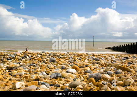 Pebble Beach in un giorno d'estate con soffici nuvole Foto Stock