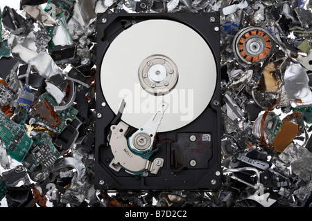 Aprire unità disco rigido del computer seduto su una pila di shredded unità disco rigido del computer il materiale Foto Stock